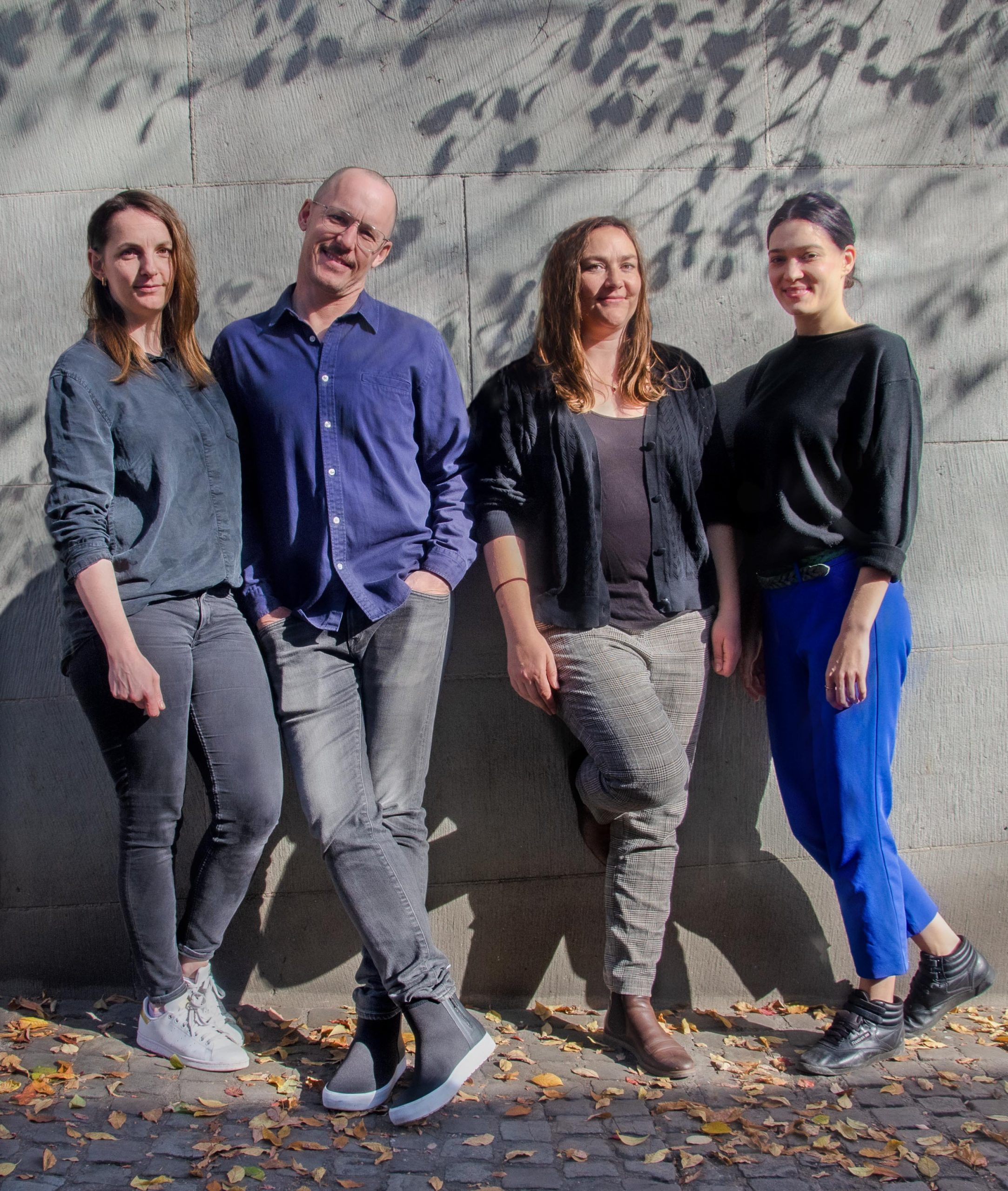 Das zürigurke-Team vor einer Betonwand